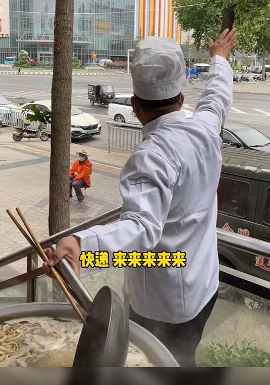 コロナ下で働く人々に160杯の麺を無料で提供　河南省鄭州