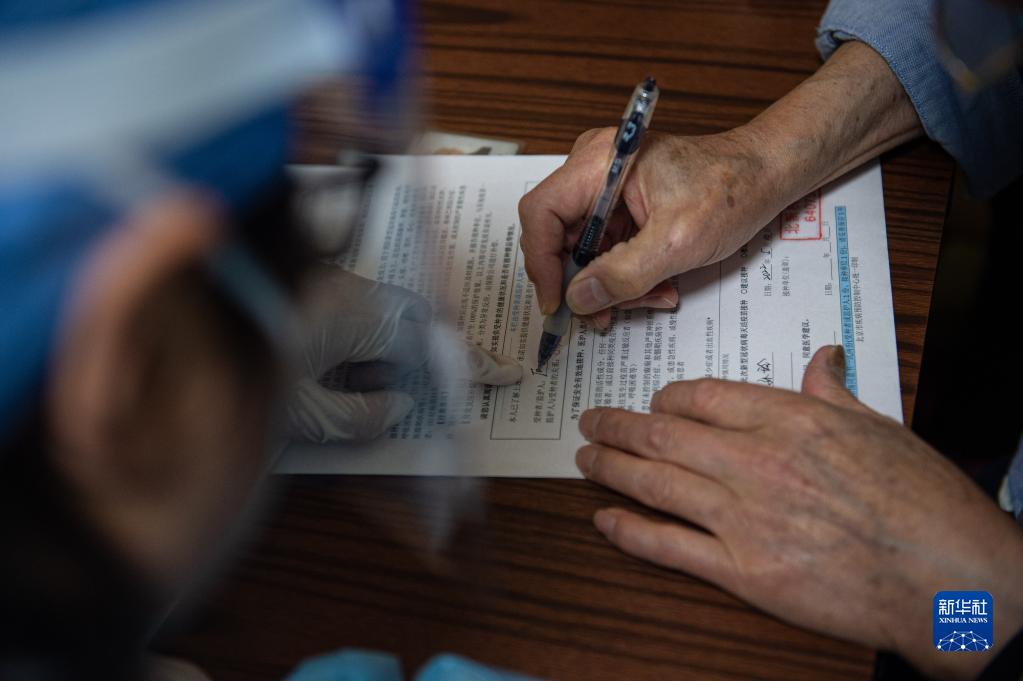 外出が困難な高齢者のために、自宅に赴きワクチン接種　北京市