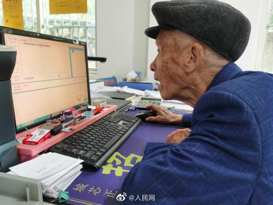 運転免許の能力テストに100點満點合格した92歳のおじいちゃん