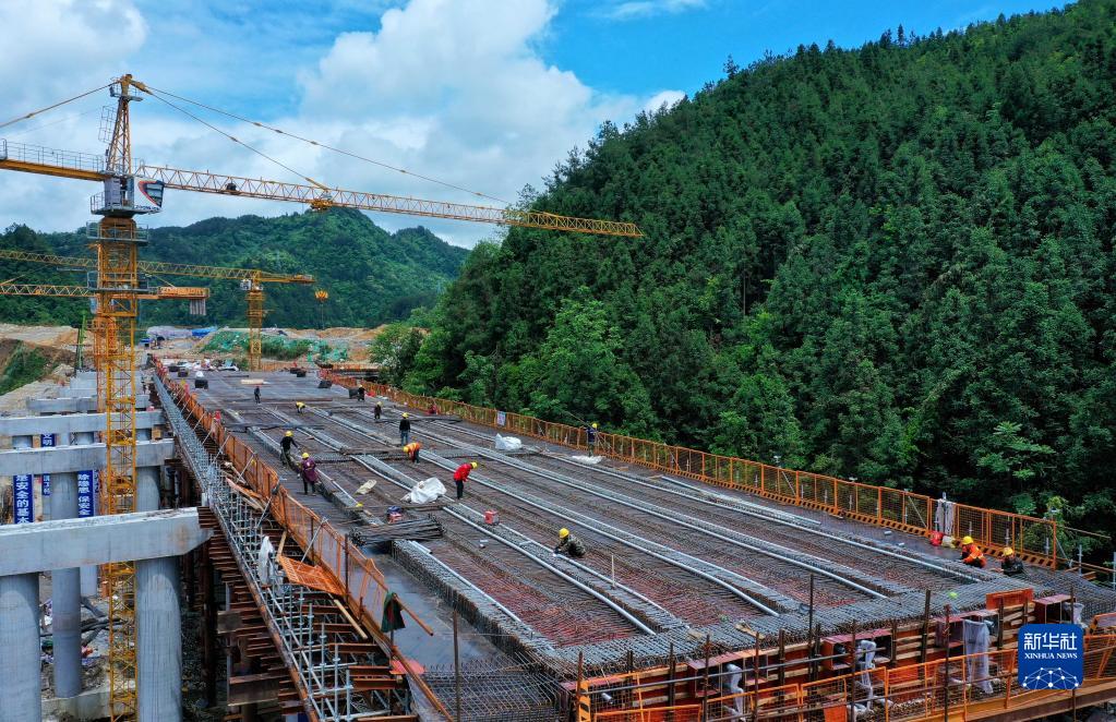 張南高速道路敷設(shè)工事、全線開通に向けラストスパート　湖北省恩施