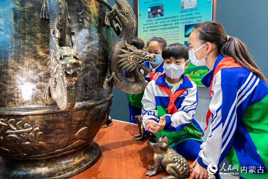 地震科學(xué)普及館で地震に関する知識を?qū)Wぶ児童たち　內(nèi)モンゴル