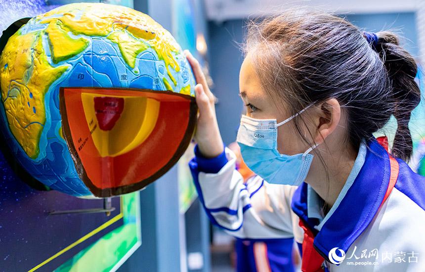 地震科學(xué)普及館で地震に関する知識(shí)を?qū)Wぶ児童たち　內(nèi)モンゴル