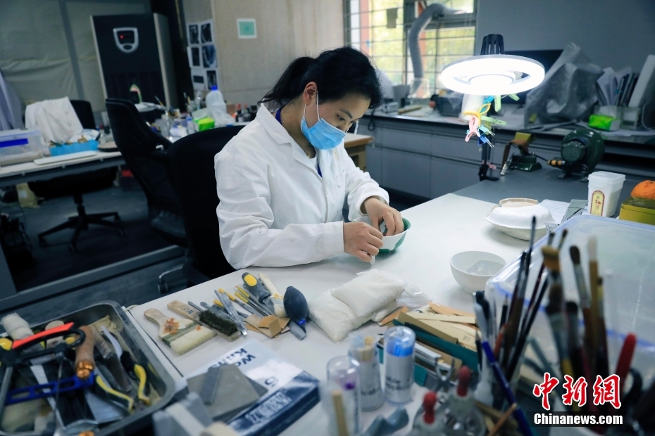 6年間で古代陶器約100點(diǎn)を「復(fù)活」させた文化財(cái)修復(fù)師　四川省成都