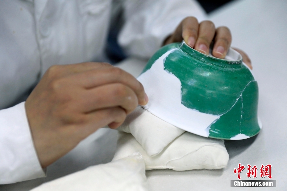 6年間で古代陶器約100點(diǎn)を「復(fù)活」させた文化財(cái)修復(fù)師　四川省成都