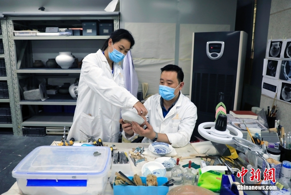 6年間で古代陶器約100點を「復(fù)活」させた文化財修復(fù)師　四川省成都