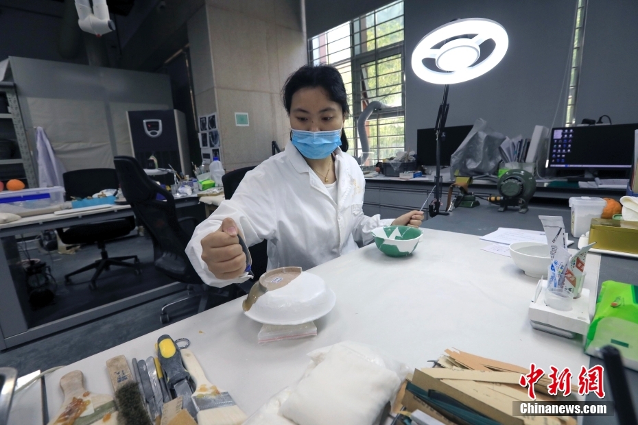 6年間で古代陶器約100點(diǎn)を「復(fù)活」させた文化財(cái)修復(fù)師　四川省成都