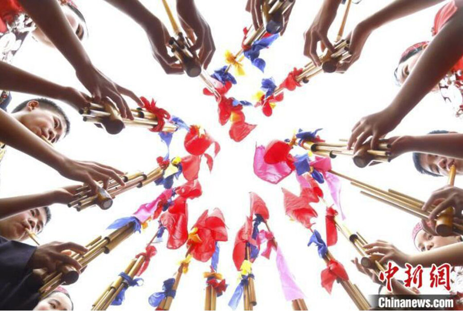 「踩蘆笙（蘆笙伴奏ダンス）」の練習(xí)をする生徒たち（撮影?奉力）。