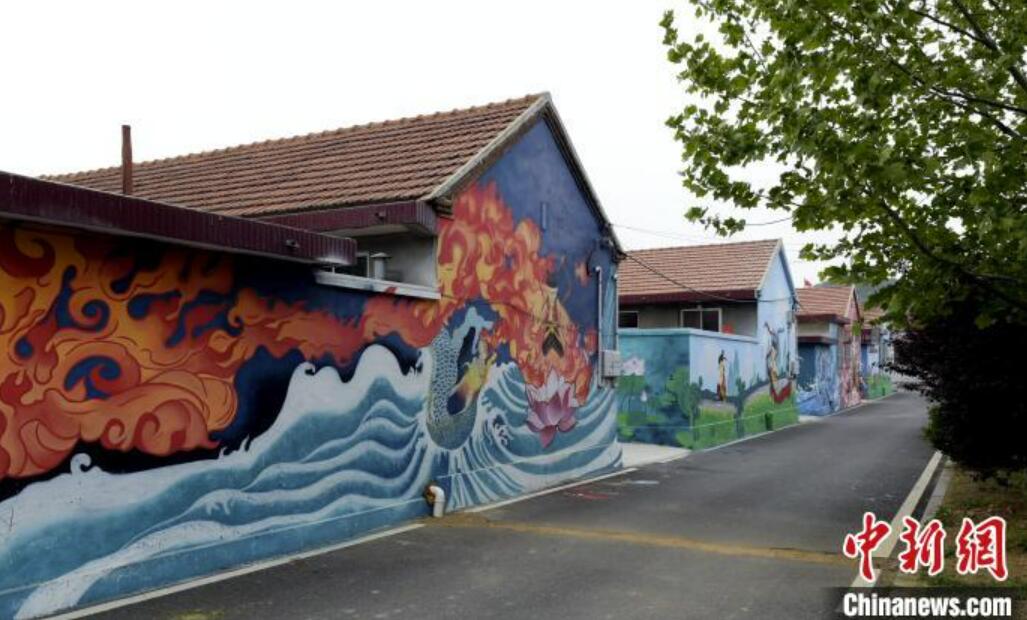子ども時代を懐かしむことができるアニメ壁畫村が話題に　山東省煙臺市