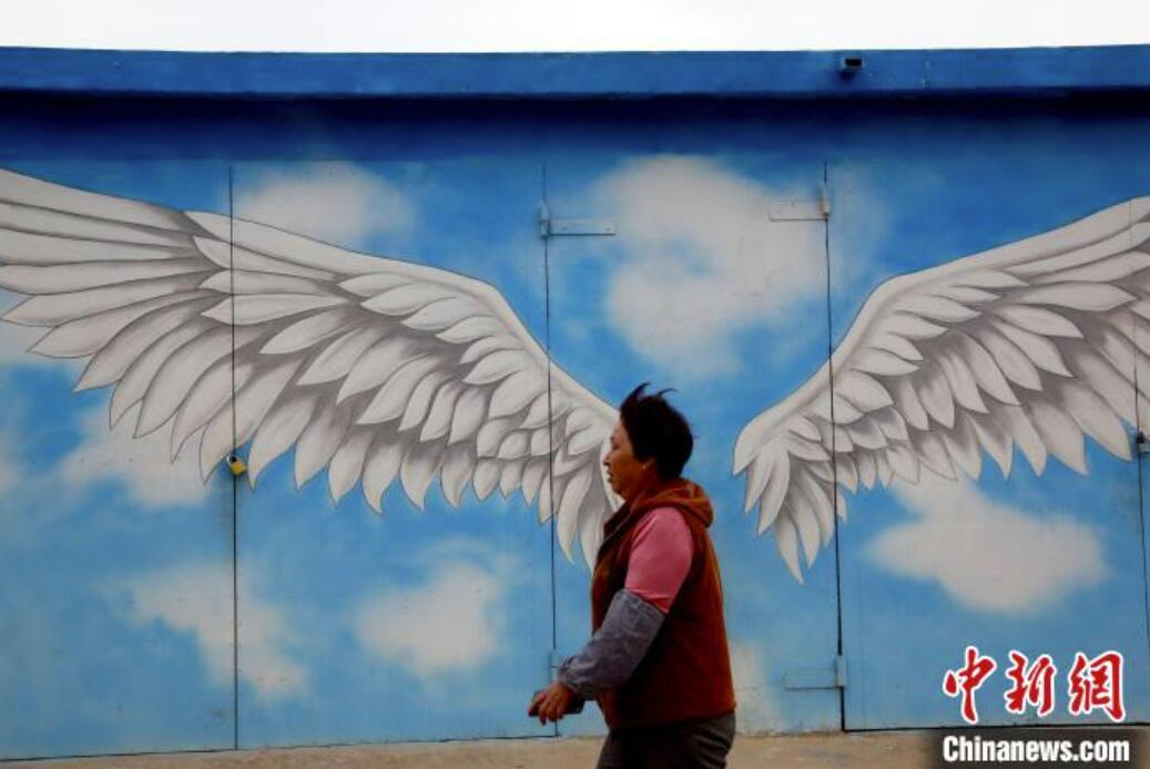 子ども時(shí)代を懐かしむことができるアニメ壁畫村が話題に　山東省煙臺(tái)市