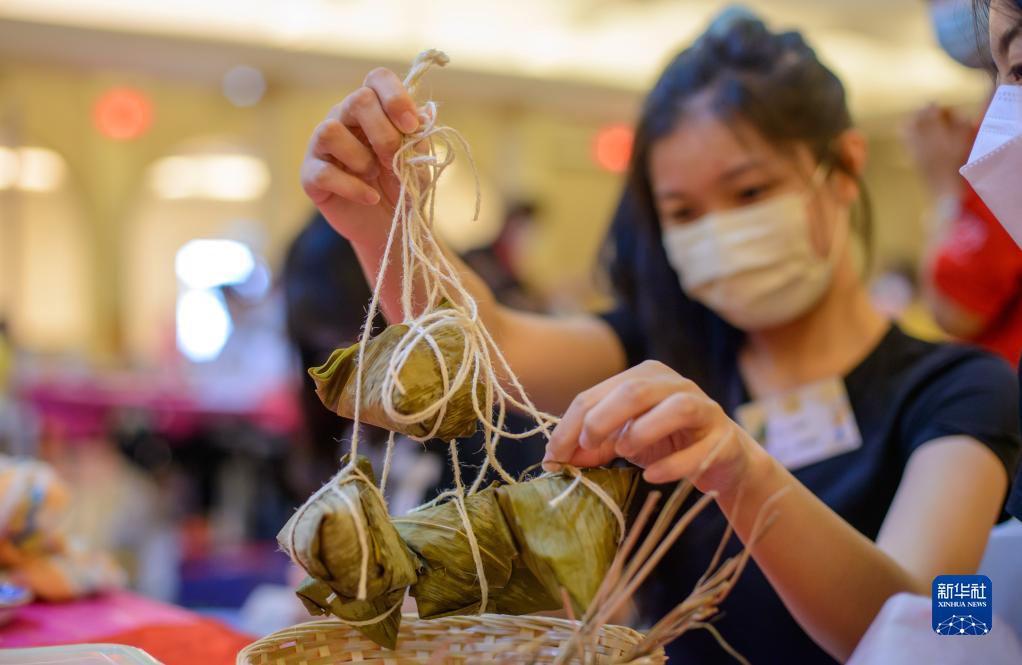 マレーシアで「ちまき包みコンテスト」開催