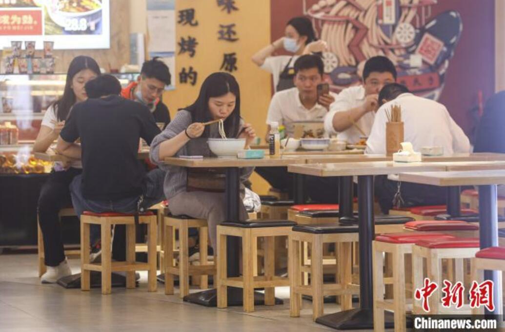 麺料理店で食事をする市民（撮影?劉力鑫）。