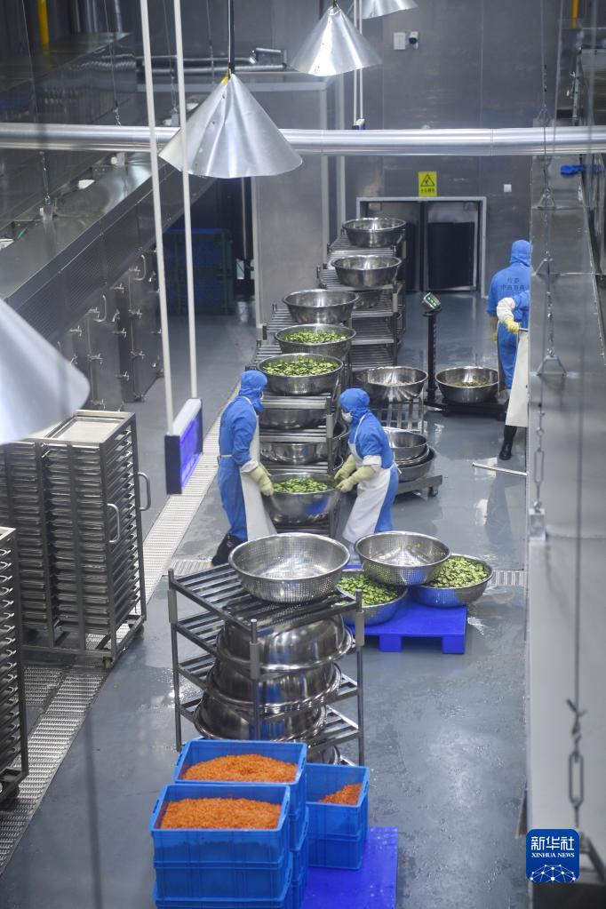 食材を運(yùn)搬する中央食堂の職員（5月12日撮影?張汝鋒）。