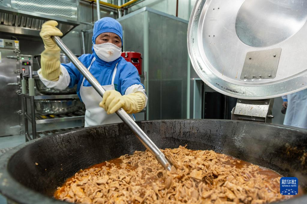 小學(xué)生約1萬人への給食提供を?qū)g現(xiàn)　チベット