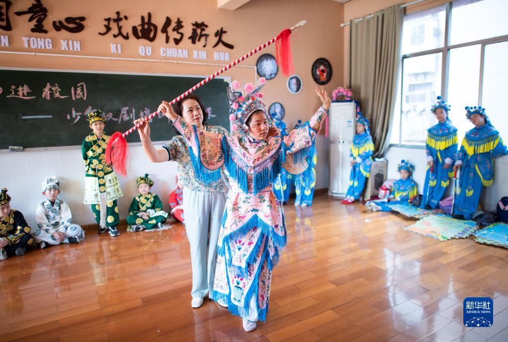 湖北省荊州市沙市區(qū)大賽巷小學(xué)校で、放課後に漢劇パフォーマンスの練習(xí)をする児童（5月16日撮影?肖蕓九）。