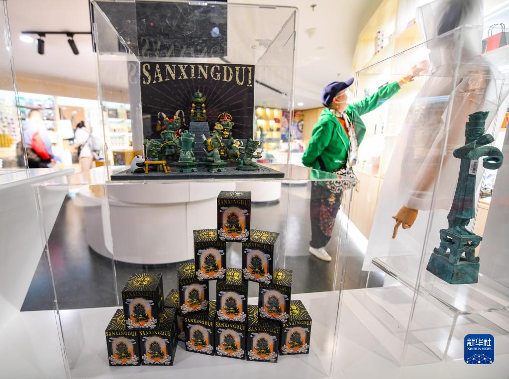 三星堆博物館文化クリエイティブショップで販売されている「盲盒（ブラインドボックス）」シリーズ製品（5月16日撮影?王曦）。