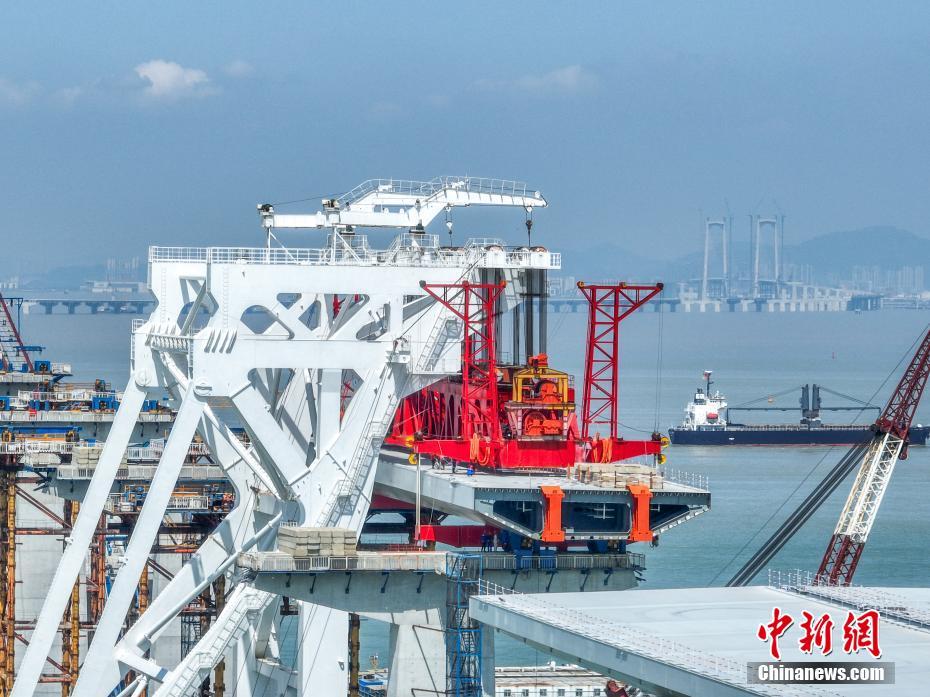 深中通道に架設(shè)高度が22階建てビルに相當するボックスガーダーを架設(shè)