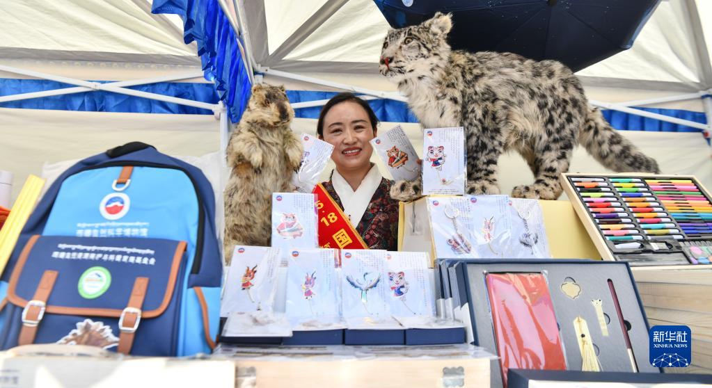 文化クリエイティブグッズを見せる職員（5月18日撮影?普美多吉）。