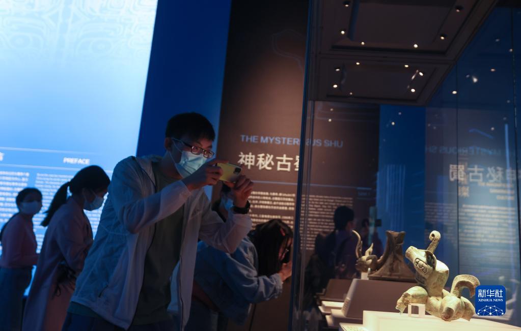 イヌ型ロボットにそっくりの青銅神獣を見學(xué)する來場者（5月18日撮影?江宏景）。