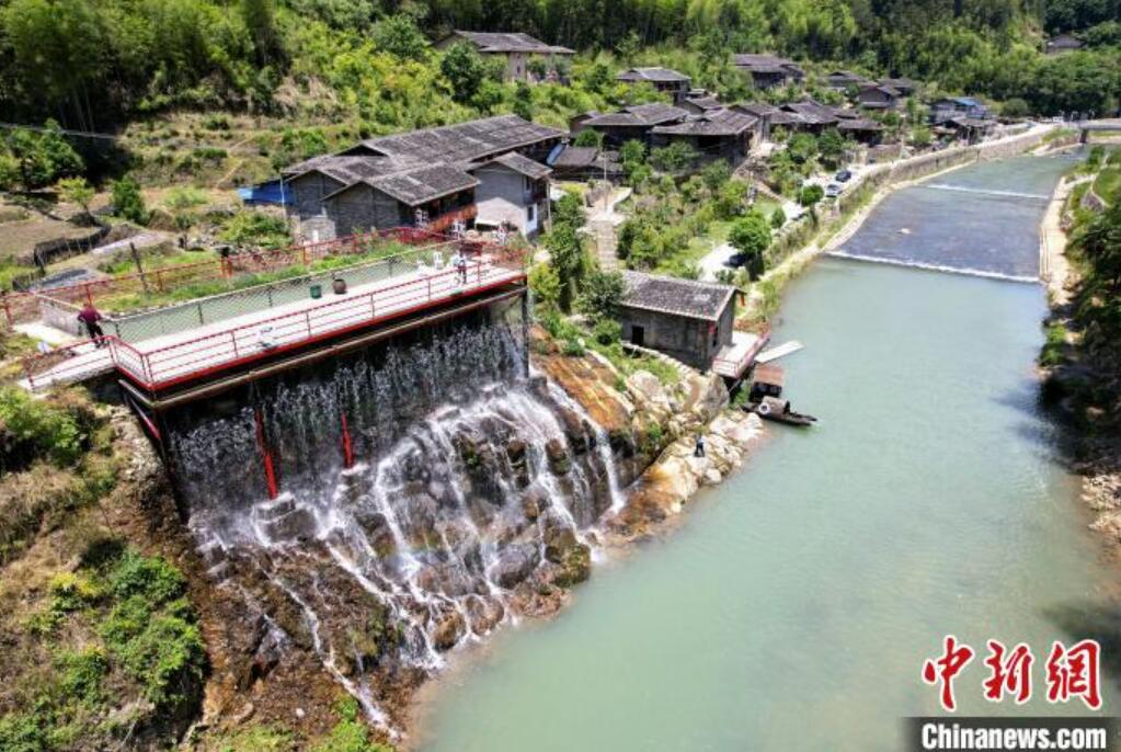 上空から撮影した塘里古村の様子（撮影?王東明）。