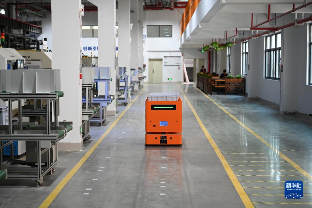 福建省南安市九牧高端燈塔工場(chǎng)で、作業(yè)場(chǎng)間で運(yùn)搬作業(yè)を行う「5G自動(dòng)輸送車」（5月18日撮影?周義)。