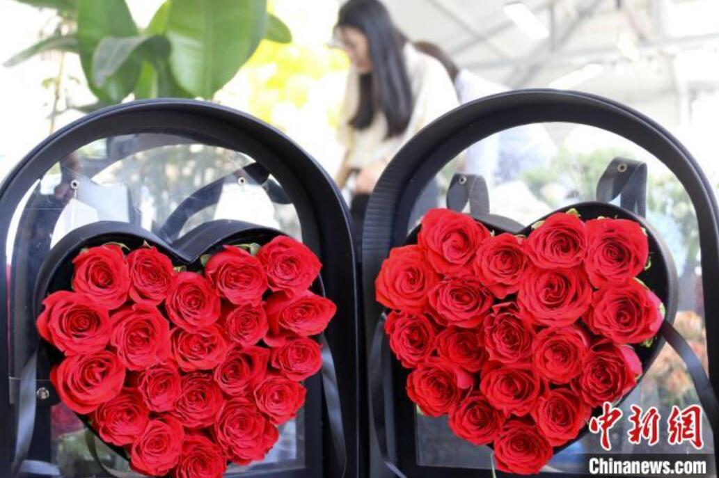 山東省菏沢市牡丹區(qū)の花屋で生花を整理する店員（5月19日撮影?郜玉華）。