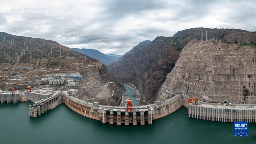 白鶴灘水力発電所 100萬KW級発電機16基が設置完了