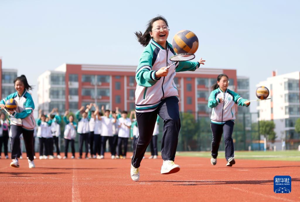 山東省青島市即墨區(qū)青島通済実験學(xué)校で、「地球運(yùn)び」競走をする高校3年生（5月22日撮影?梁孝鵬)。