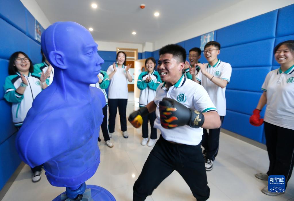 大學(xué)入試を控えた高校3年生、ストレス解消イベントに參加　山東省