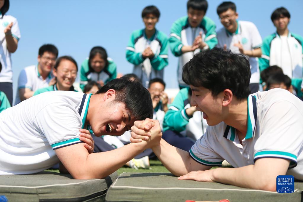 大學(xué)入試を控えた高校3年生、ストレス解消イベントに參加　山東省