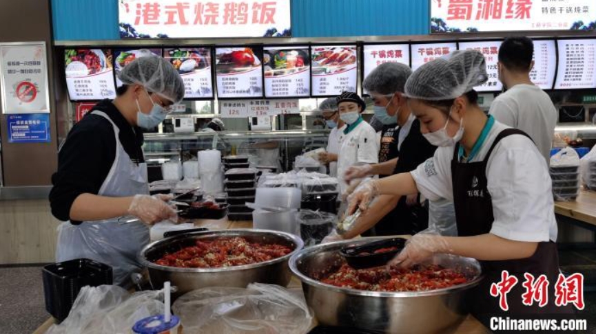 教職員と學(xué)生のためにザリガニを準(zhǔn)備する學(xué)食スタッフ（撮影?鄭子顔）。