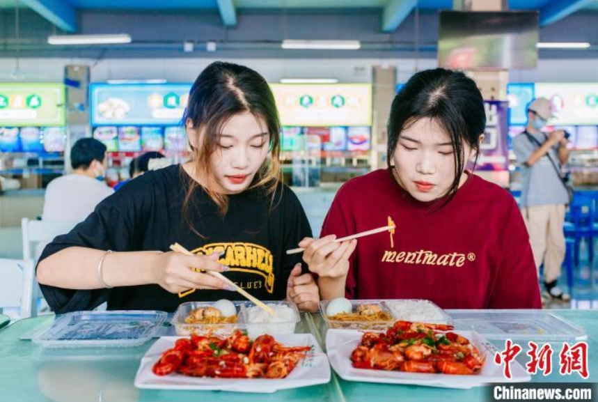 武漢工商學(xué)院の創(chuàng)立記念特別弁當(dāng)はザリガニ！　湖北省