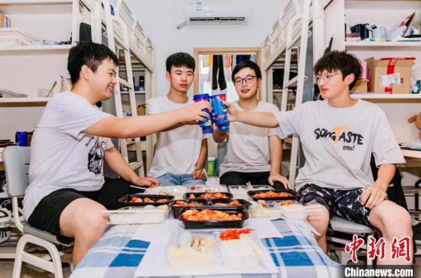 武漢工商學院の創(chuàng)立記念特別弁當はザリガニ！　湖北省