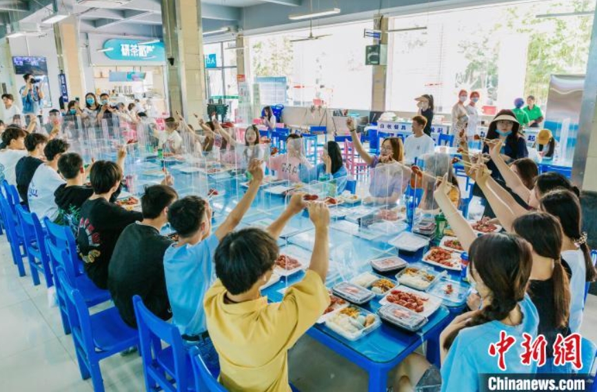 武漢工商學院の創(chuàng)立記念特別弁當はザリガニ！　湖北省