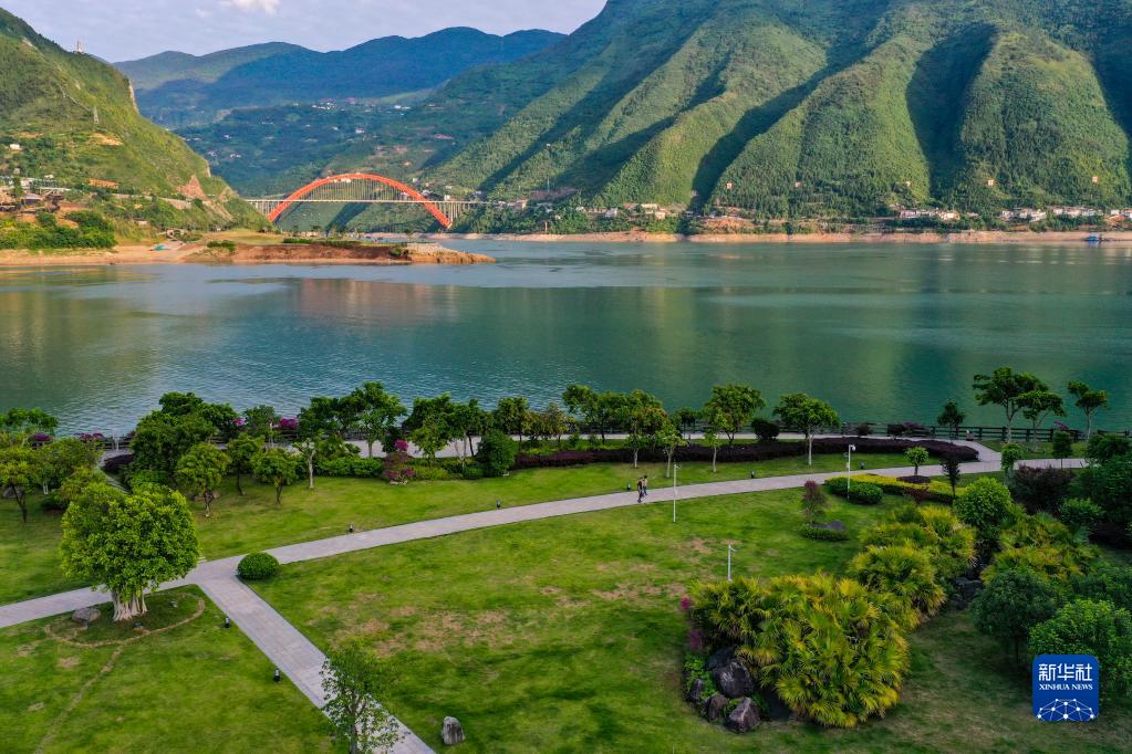 澄み切った水と緑が眩しい長(zhǎng)江巫山區(qū)間　重慶市