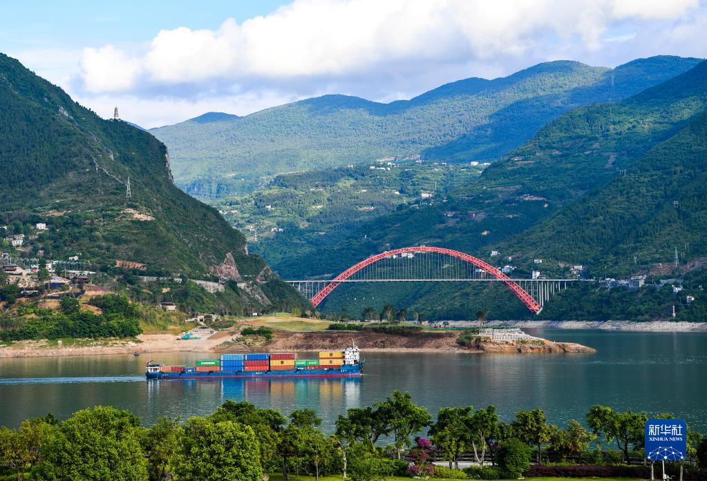 澄み切った水と緑が眩しい長江巫山區(qū)間　重慶市