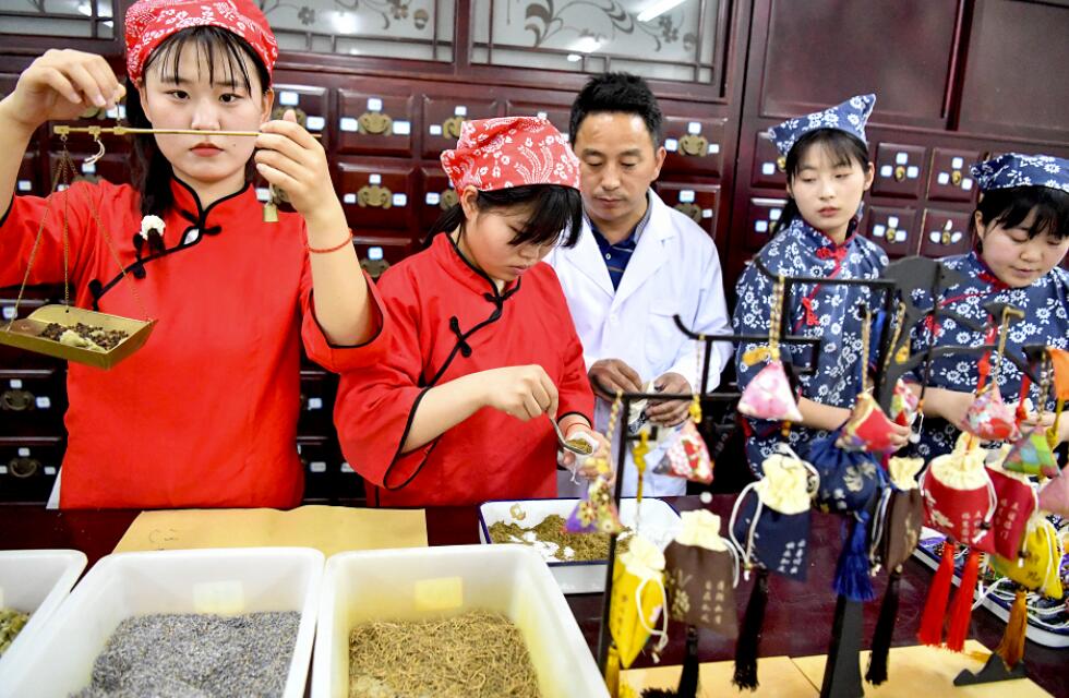 「香り袋」の作り方を?qū)Wび迎える端午節(jié)　安徽省亳州