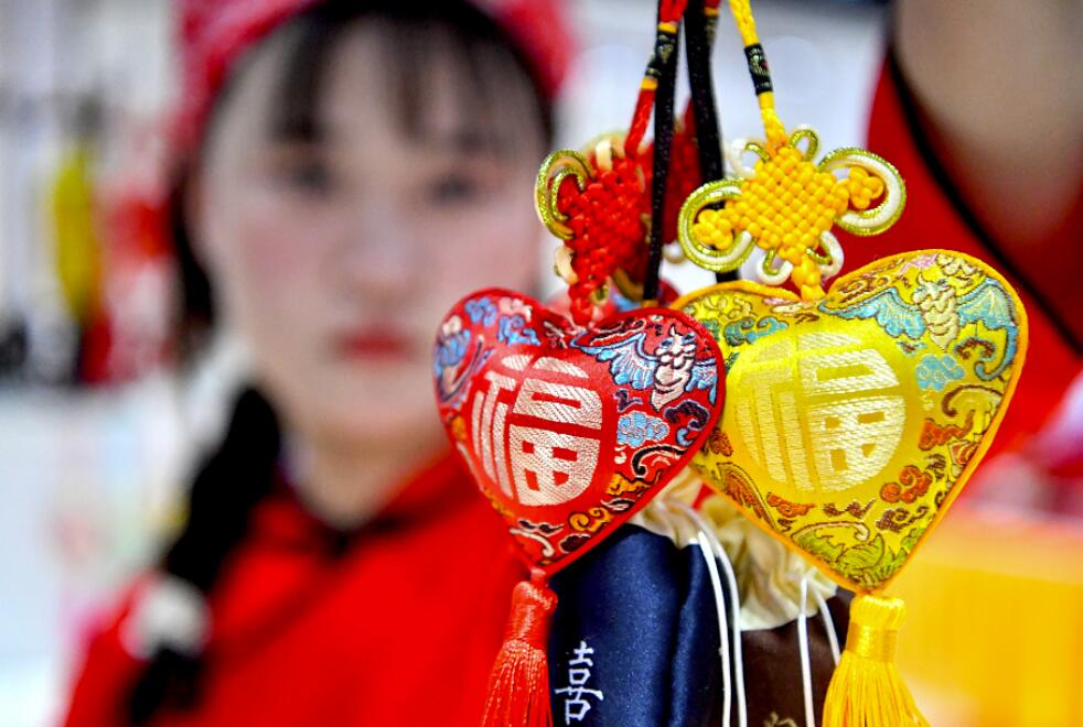 「香り袋」の作り方を?qū)Wび迎える端午節(jié)　安徽省亳州