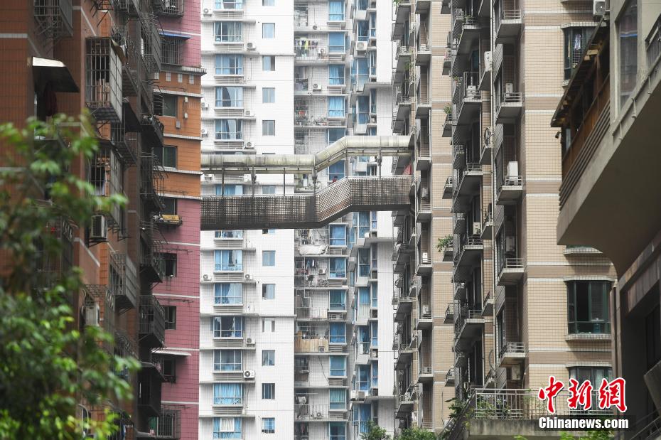 重慶ならでは？高層マンションをつなぐ連絡通路