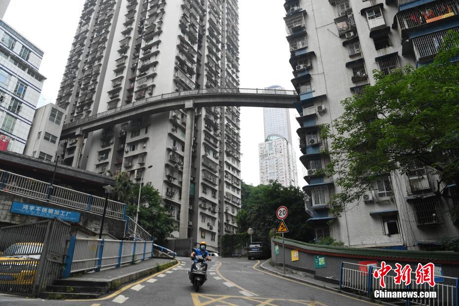 重慶ならでは？高層マンションをつなぐ連絡(luò)通路