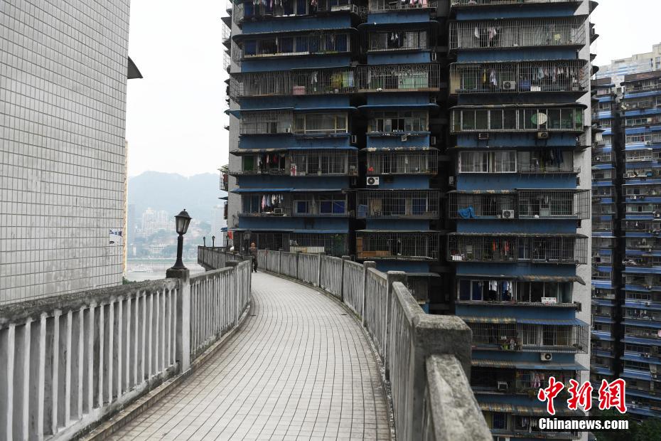 重慶ならでは？高層マンションをつなぐ連絡通路