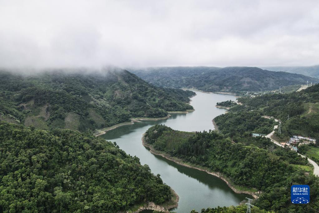 上空から眺めた緑豊かな五指山　海南省