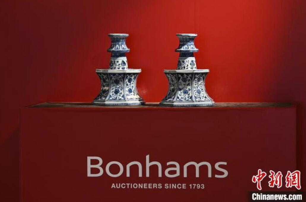 明の永楽年間に作られた青花纏枝花卉八方燭臺(tái)のセット（撮影?李志華）。