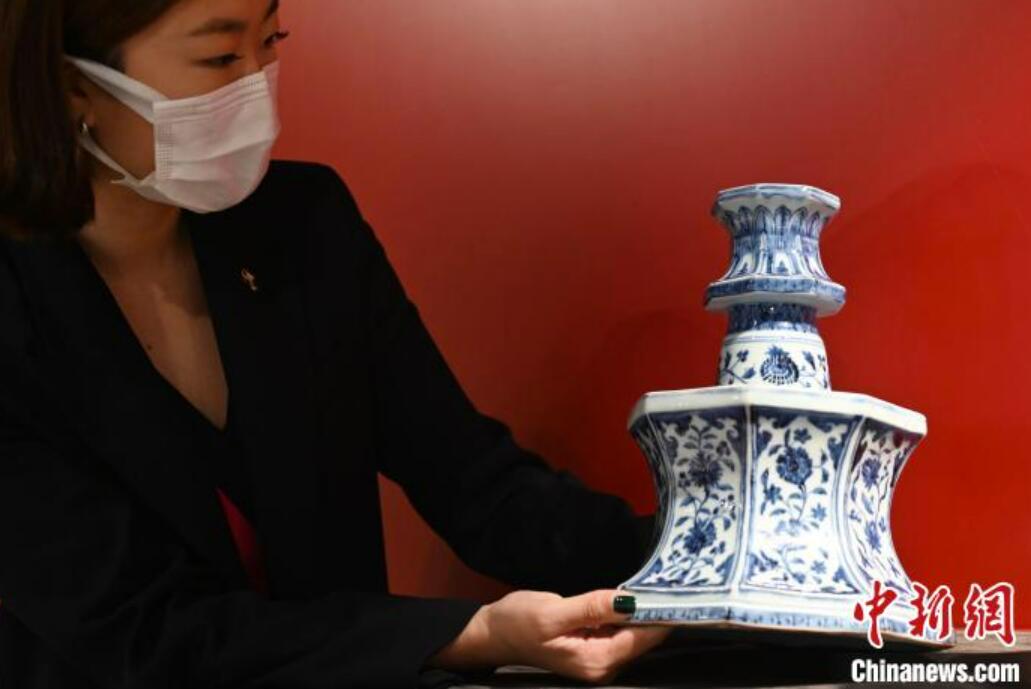非常に珍しい青花纏枝花卉八方燭臺が香港地區(qū)のオークションに出品へ