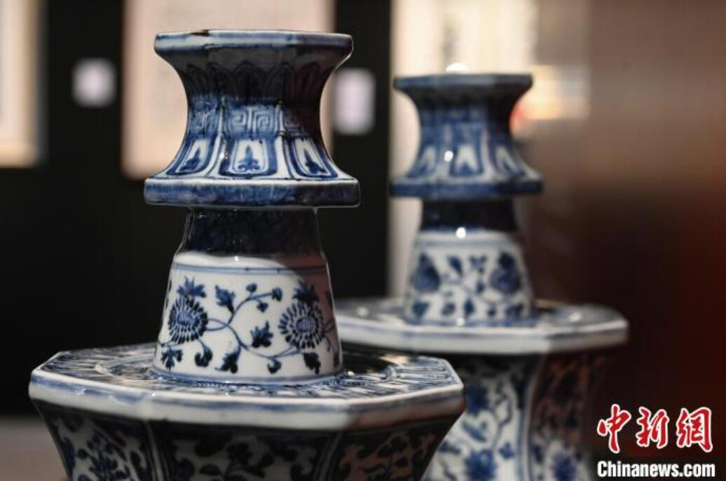 非常に珍しい青花纏枝花卉八方燭臺が香港地區(qū)のオークションに出品へ