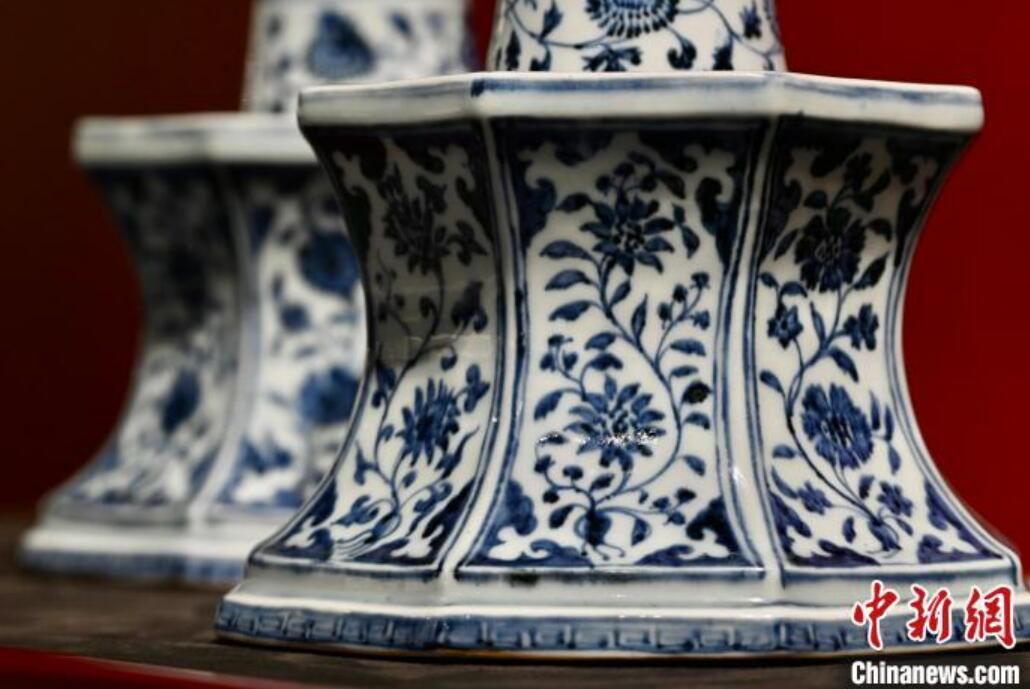 非常に珍しい青花纏枝花卉八方燭臺(tái)が香港地區(qū)のオークションに出品へ