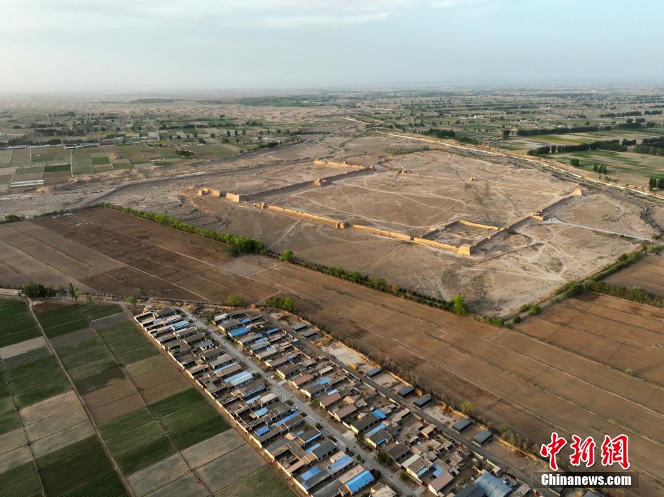 2000年以上の歴史誇る漢唐古城遺跡　夕日に照らされ幻想的なムード放つ