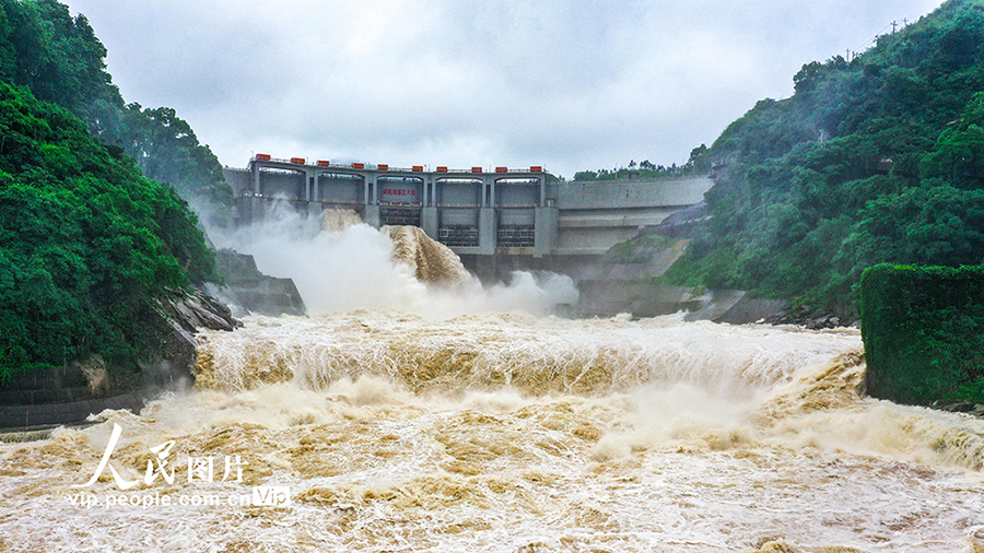 安全確保のため洪水調(diào)節(jié)ゲートが開かれた歐陽(yáng)海ダム　湖南省桂陽(yáng)
