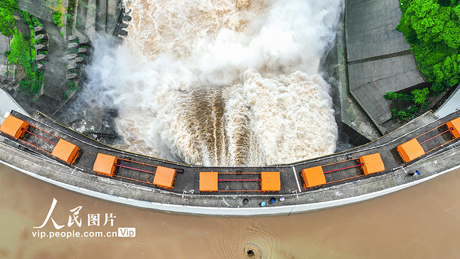 安全確保のため洪水調(diào)節(jié)ゲートが開かれた歐陽海ダム　湖南省桂陽