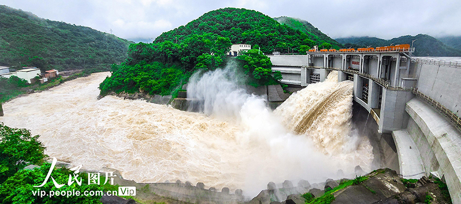 安全確保のため洪水調(diào)節(jié)ゲートが開かれた歐陽海ダム　湖南省桂陽