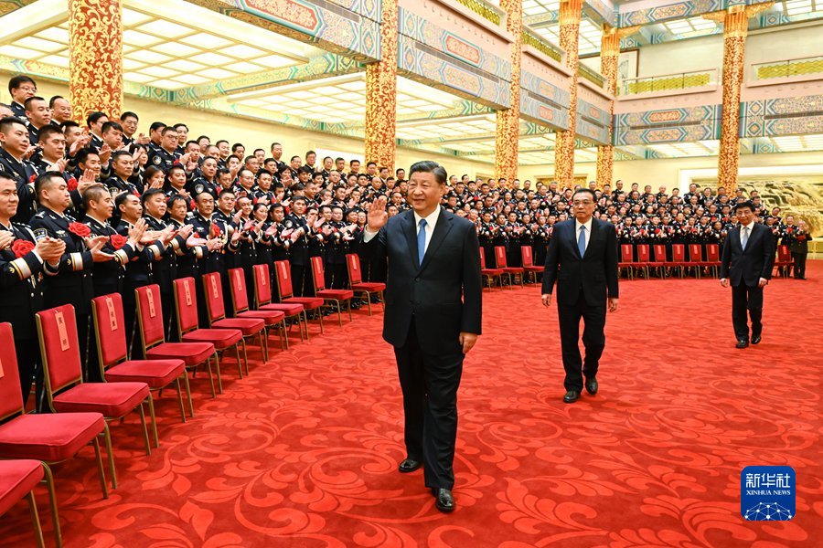 習(xí)近平総書記が全國公安機(jī)関英雄模範(fàn)表彰式代表と會見